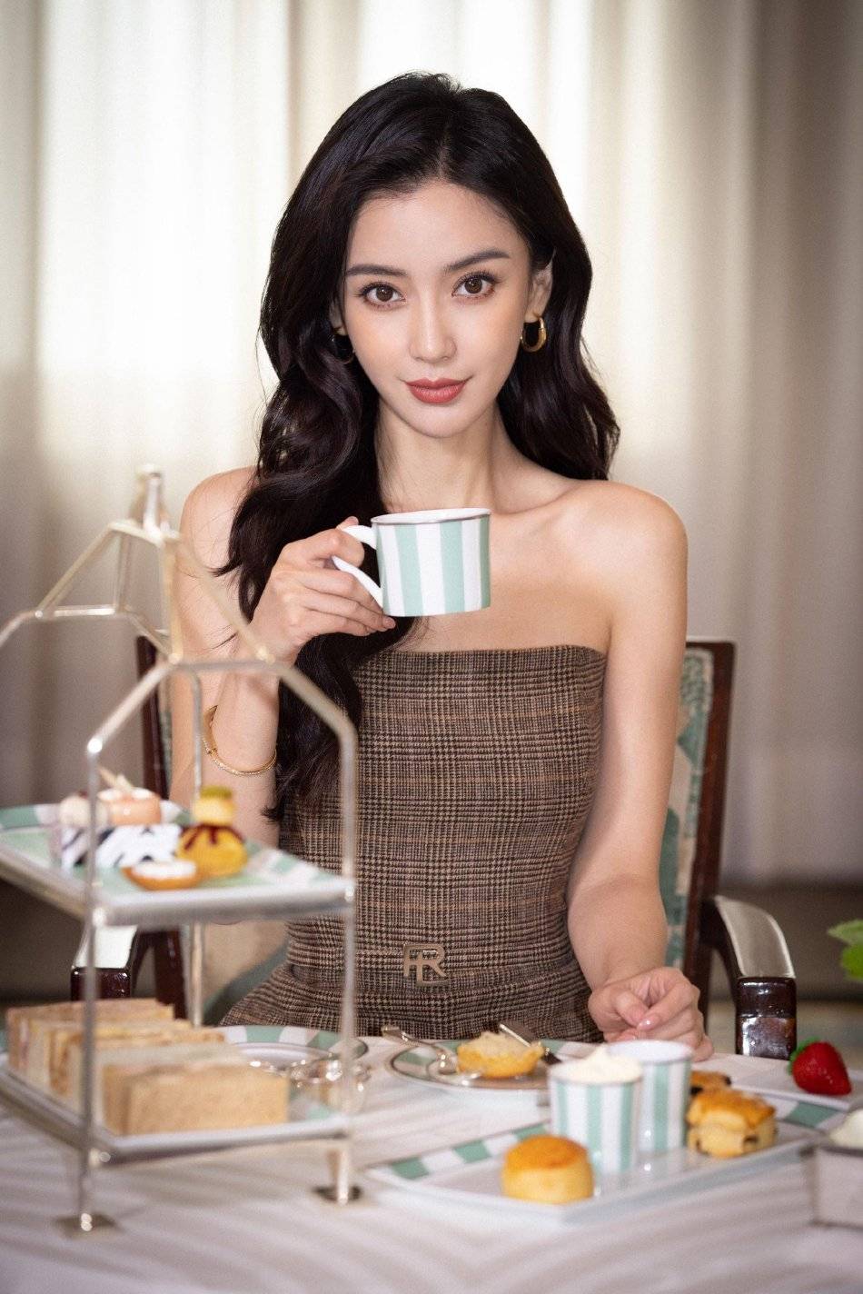 杨颖穿英伦风抹胸连衣裤靓丽飒气！曼妙身材性感撩人-1