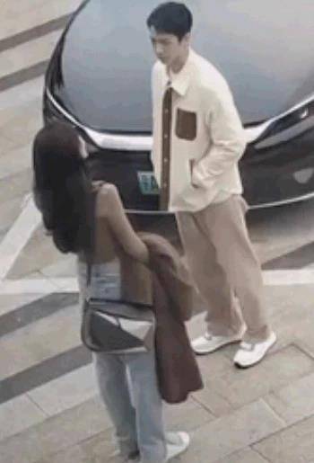 42岁殷桃拍最新大片穿西装演绎职场少女，怼脸笑容太甜美了-9