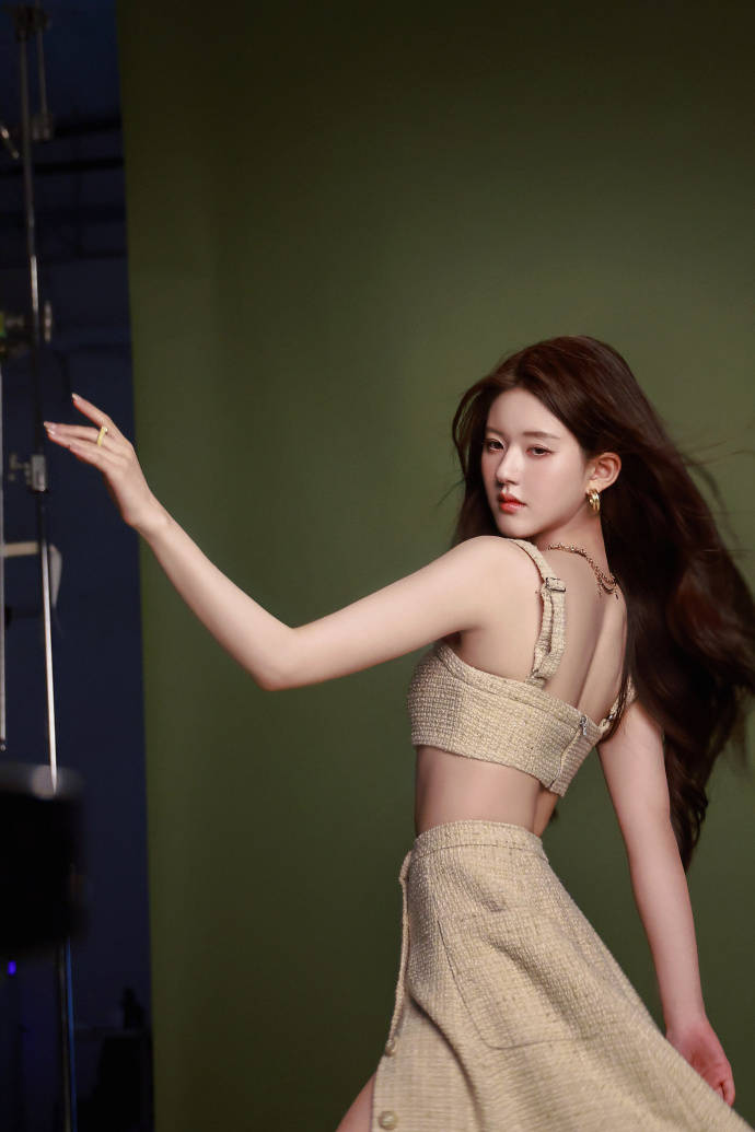 赵露思穿小香风高开叉裙露美背!性感撩人魅力十足-1 赵露思穿小香风高开叉裙露美背!性感撩人魅力十足