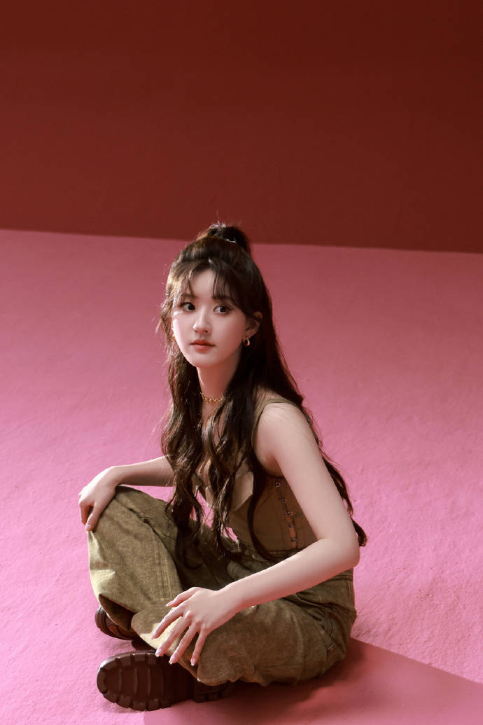 赵露思穿小香风高开叉裙露美背!性感撩人魅力十足-6 赵露思穿小香风高开叉裙露美背!性感撩人魅力十足