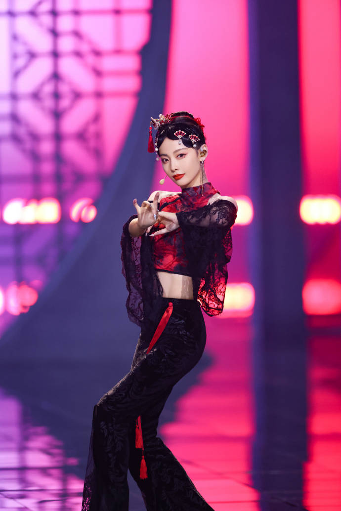 张嘉倪穿青花瓷抹胸裙优雅靓丽！曼妙身材美得让人窒息-4