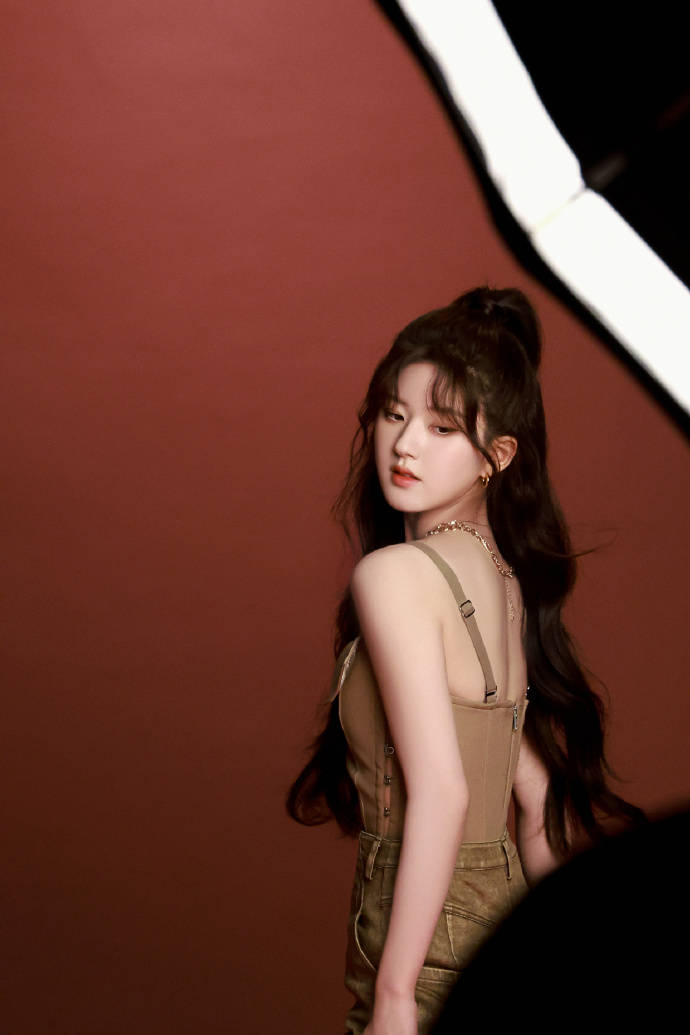 赵露思穿小香风高开叉裙露美背!性感撩人魅力十足-5 赵露思穿小香风高开叉裙露美背!性感撩人魅力十足