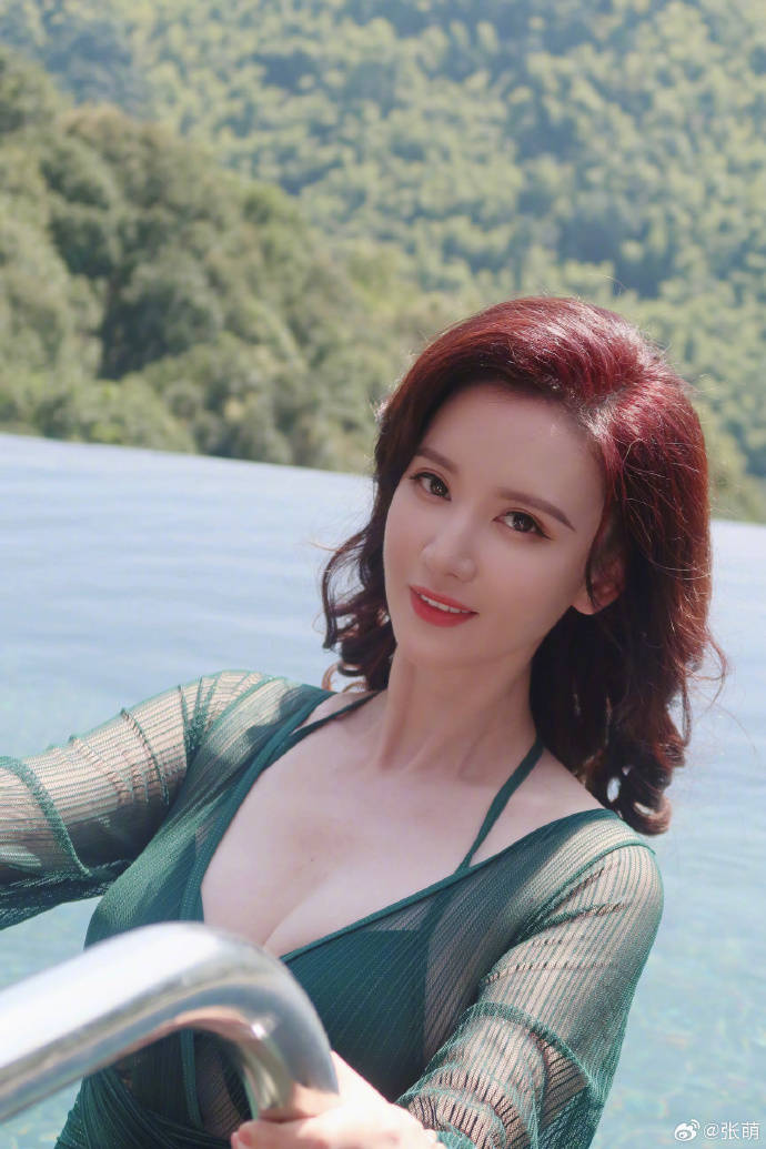 张萌穿绿色衣服湿身照大秀事业线！肤白貌美性感迷人-3
