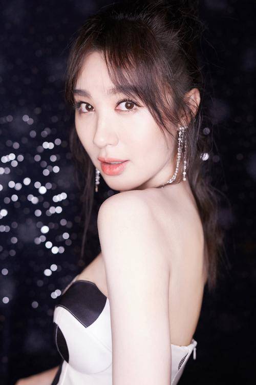 李菲儿穿蓝色吊带露出事业线！天使脸蛋魔鬼身材性感火辣-4