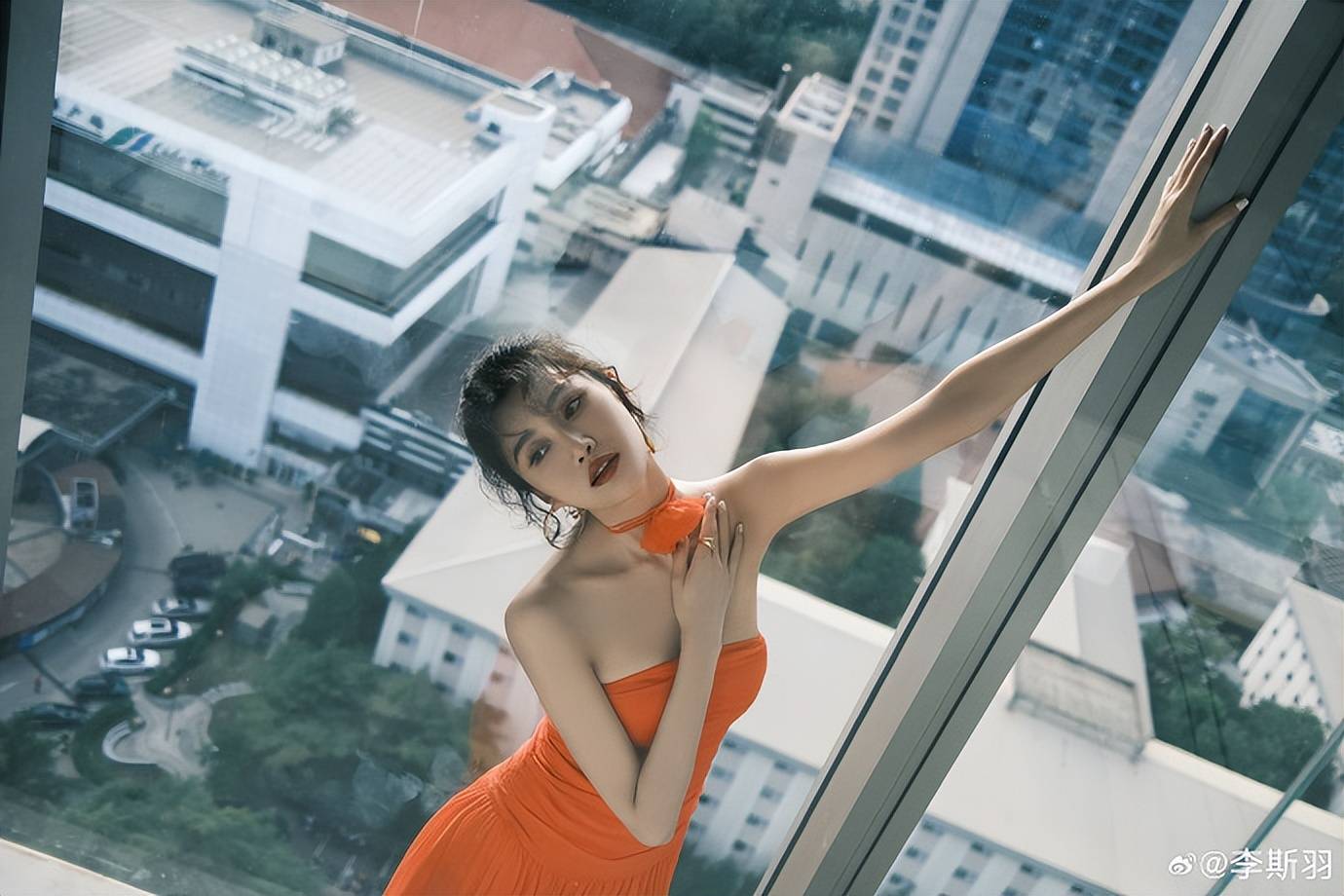 美女主播李斯羽穿橘色纱裙超靓！红色纱裙性感迷人-4