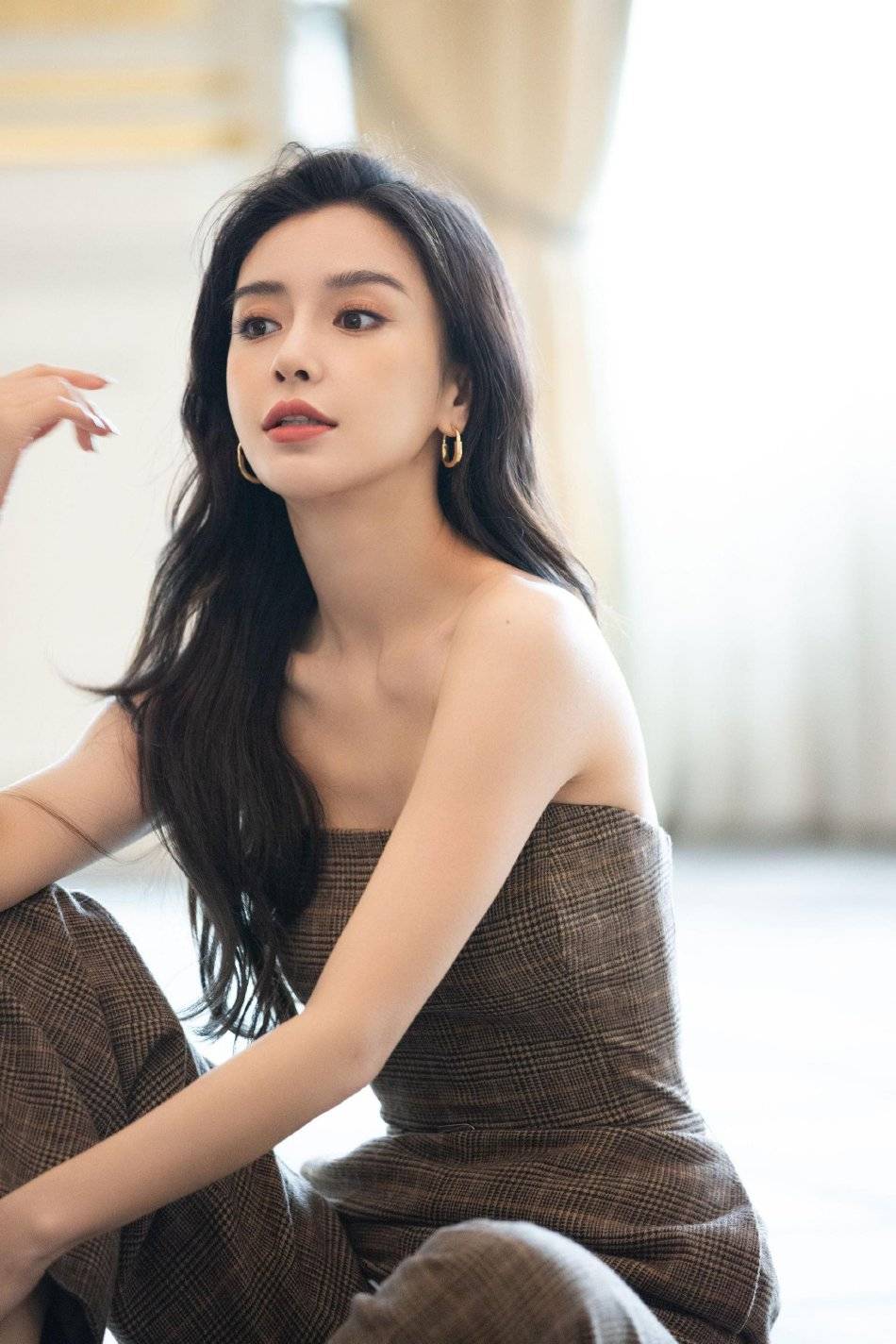 杨颖穿英伦风抹胸连衣裤靓丽飒气！曼妙身材性感撩人-2