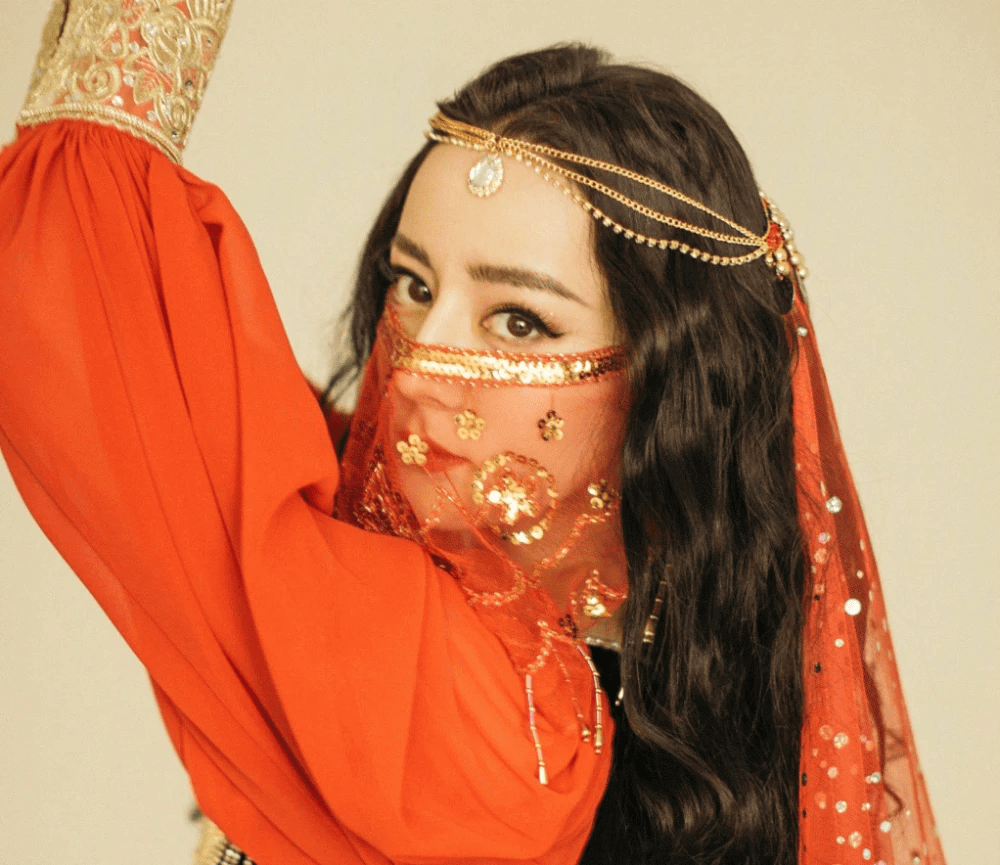 迪丽热巴穿红色刺绣礼服超靓丽!异域风情美丽动人-4 迪丽热巴穿红色刺绣礼服超靓丽!异域风情美丽动人