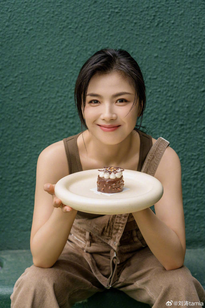 刘涛生日亲吻秦海璐！45岁身材纤细宛如少女般惊艳-6