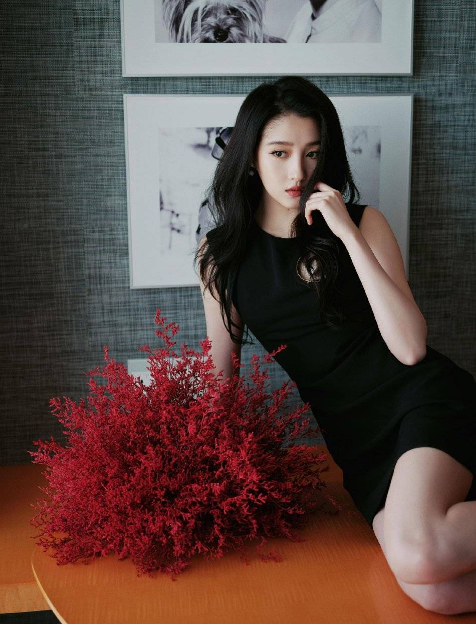 关晓彤穿黑色无袖连衣裙超靓！肤白貌美大长腿性感撩人-6