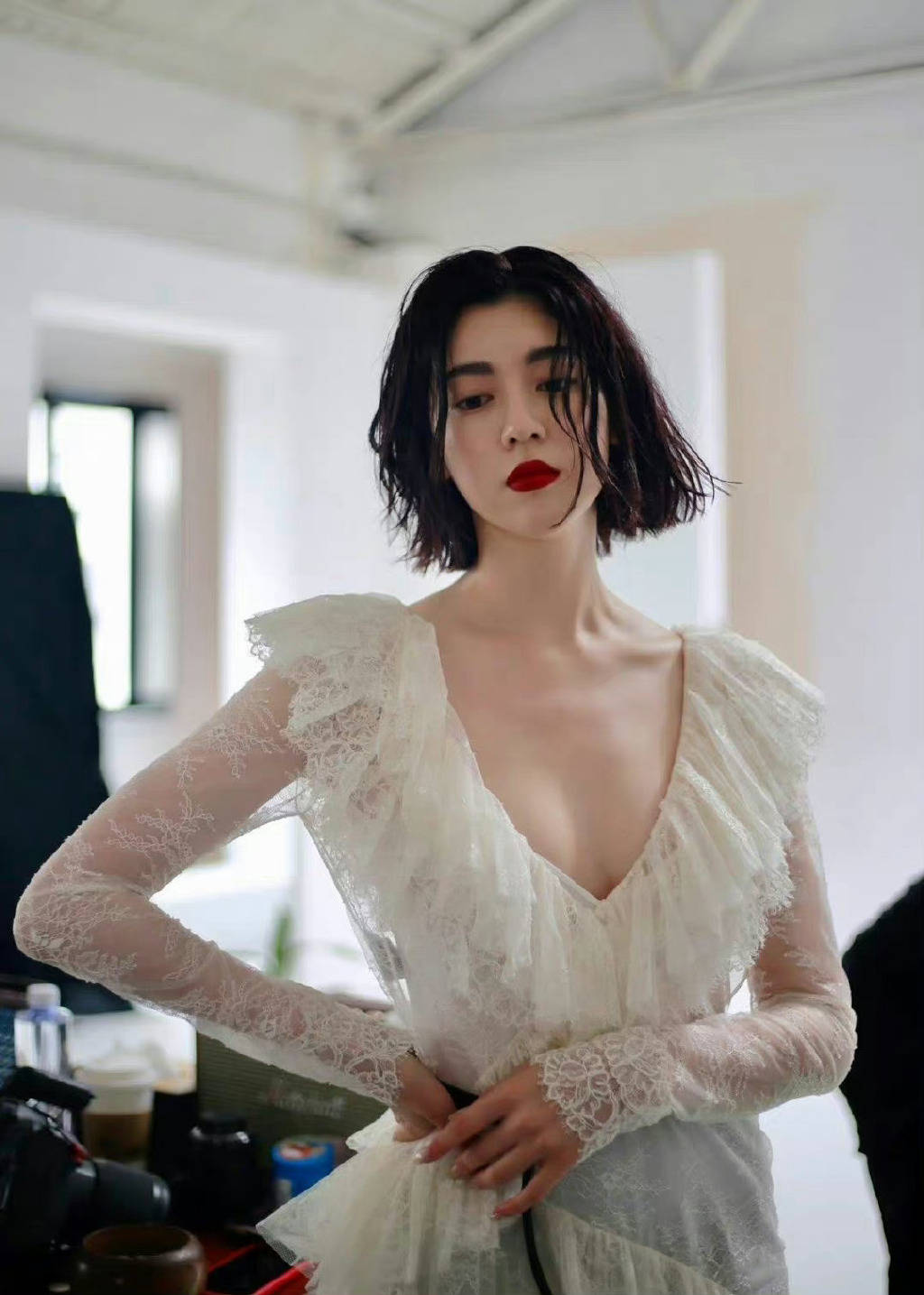 日本女星三吉彩花艳丽写真！天使脸蛋魔鬼身材太性感-9