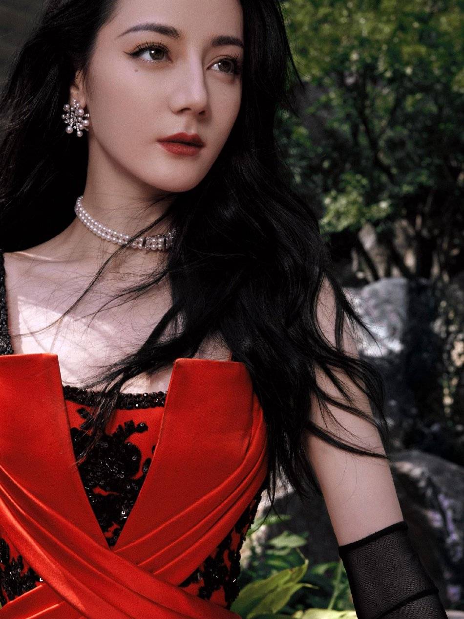 迪丽热巴穿红色刺绣礼服超靓丽!异域风情美丽动人-6 迪丽热巴穿红色刺绣礼服超靓丽!异域风情美丽动人