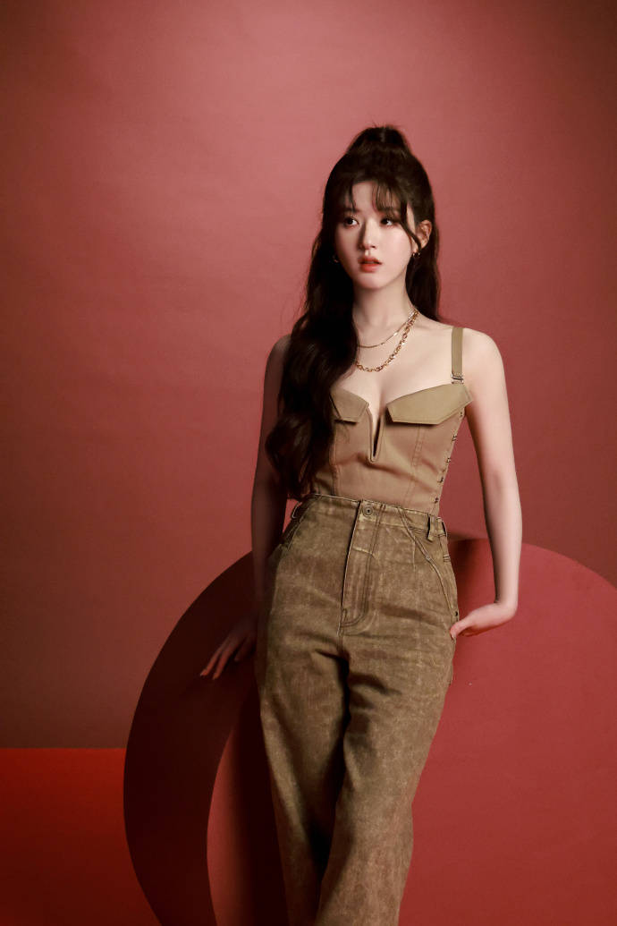 赵露思穿小香风高开叉裙露美背!性感撩人魅力十足-4 赵露思穿小香风高开叉裙露美背!性感撩人魅力十足