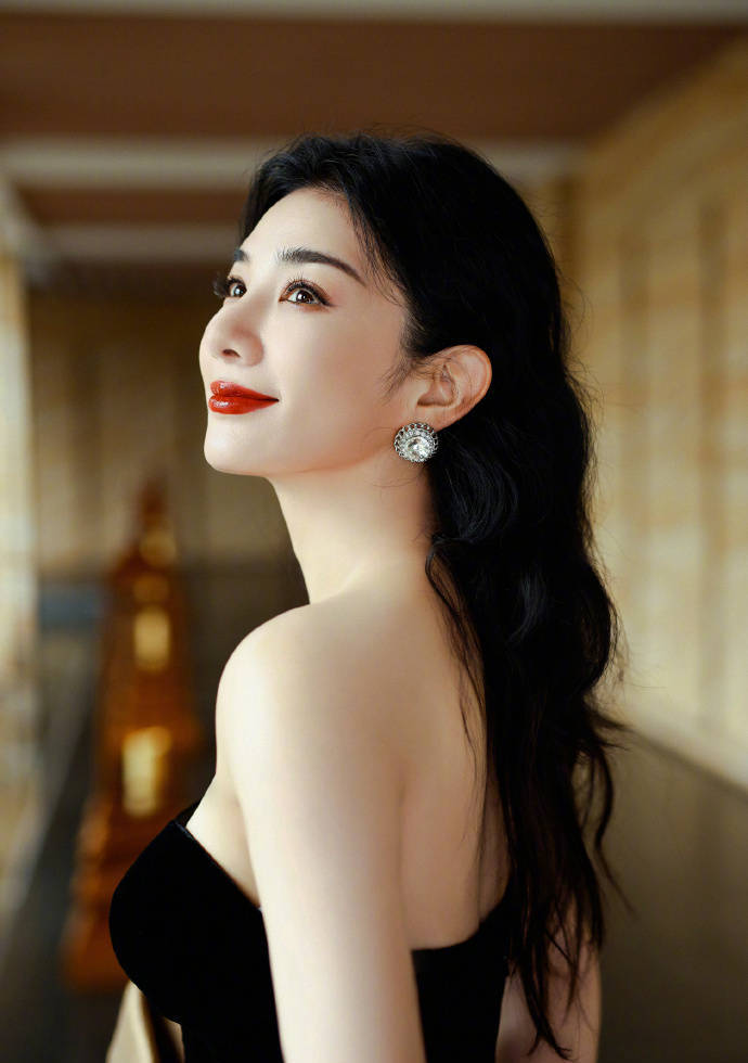 黄奕穿黑色抹胸裙露出事业线！俏脸优雅靓丽女人味十足-2