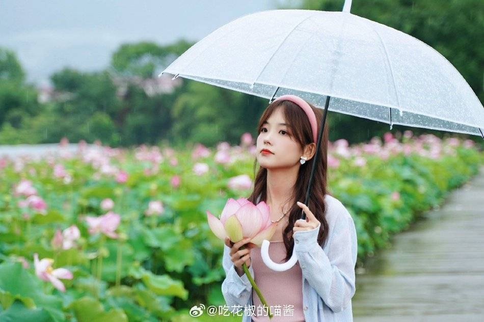 王冰冰晒夏日采莲写真！雪肤玉貌清丽脱俗美得让人窒息-7