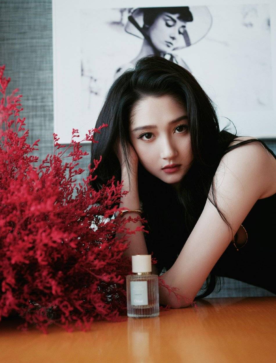 关晓彤穿黑色无袖连衣裙超靓！肤白貌美大长腿性感撩人-1