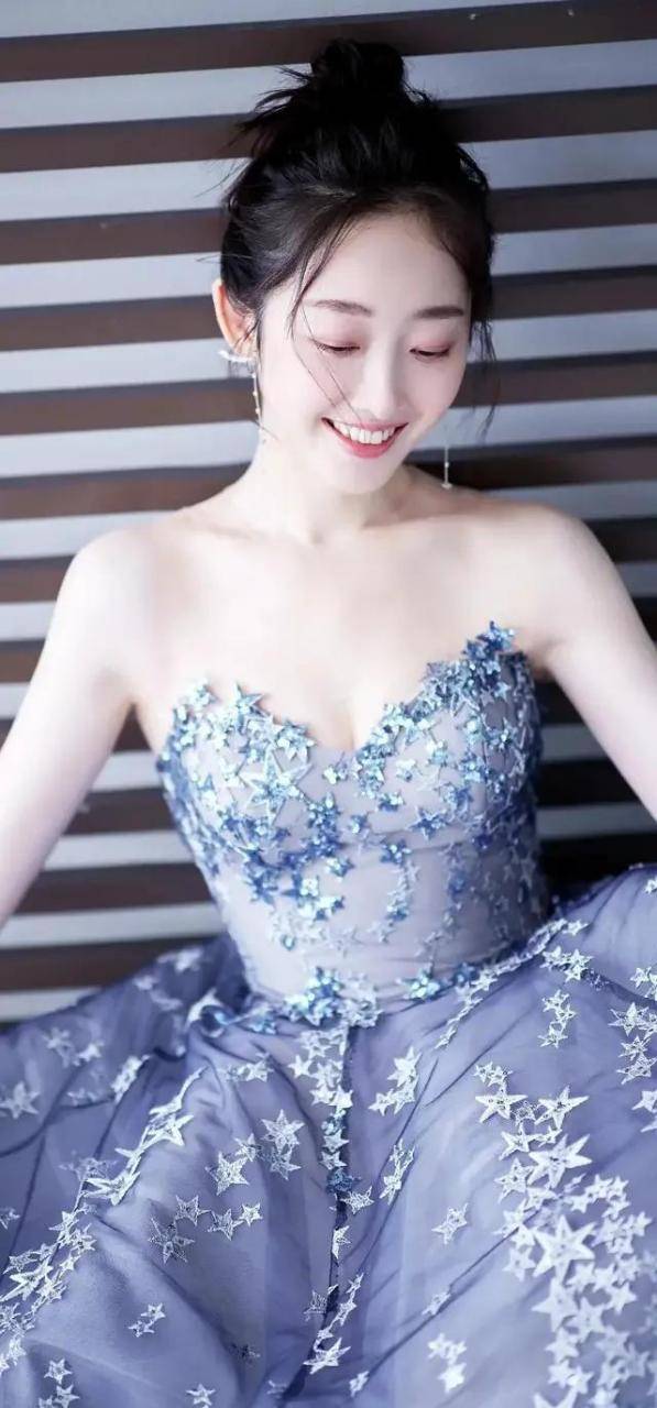 蒋梦婕时尚写真大秀事业线！修长美腿性感美艳-3