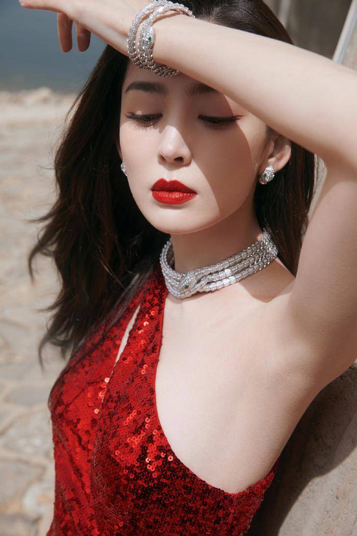 古力娜扎穿红裙太美艳!画面风情万种展现曼妙身姿-7 古力娜扎穿红裙太美艳!画面风情万种展现曼妙身姿