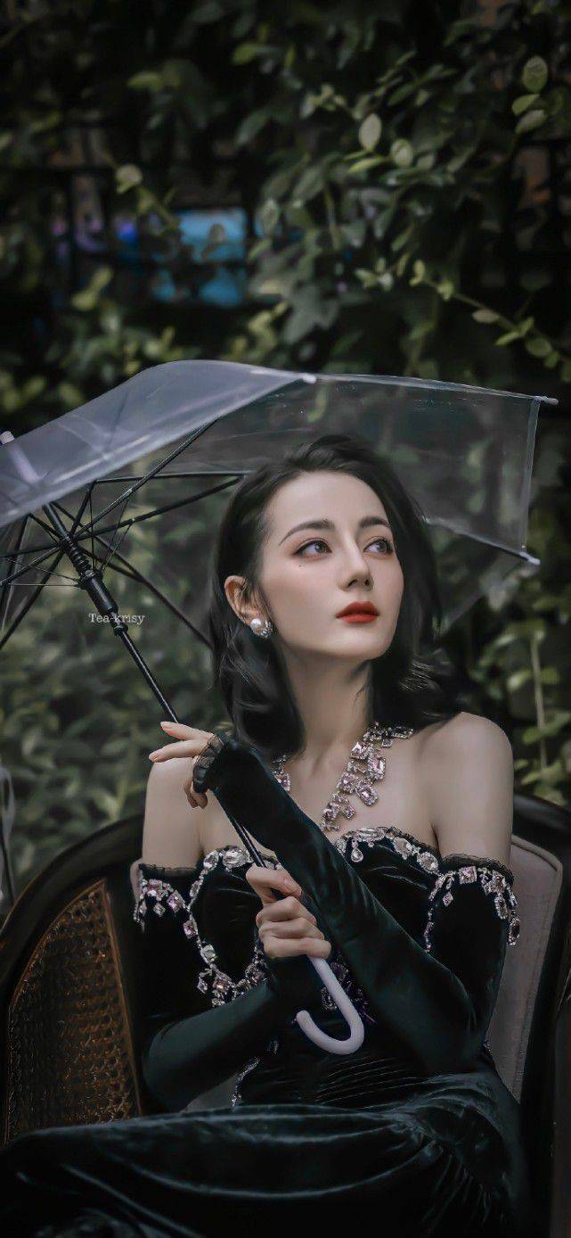 迪丽热巴穿红色刺绣礼服超靓丽!异域风情美丽动人-5 迪丽热巴穿红色刺绣礼服超靓丽!异域风情美丽动人