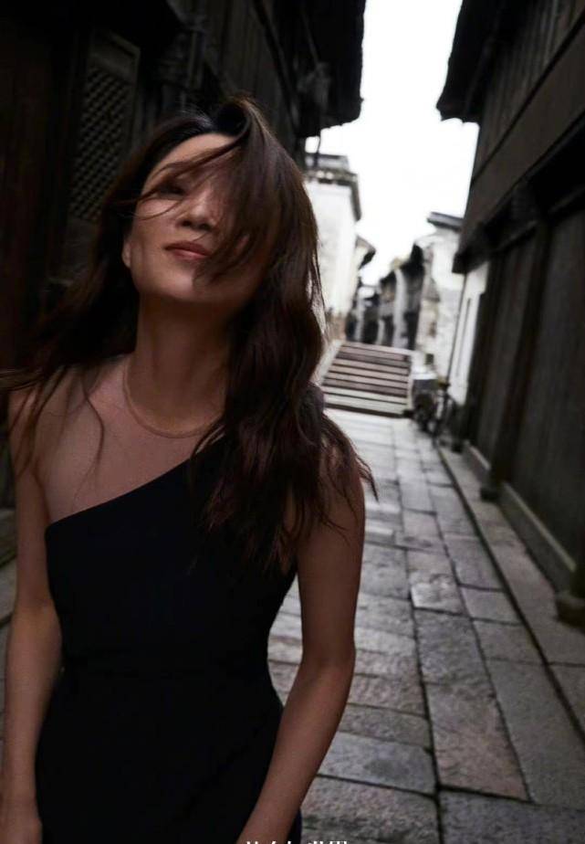 42岁殷桃拍最新大片穿西装演绎职场少女，怼脸笑容太甜美了-3