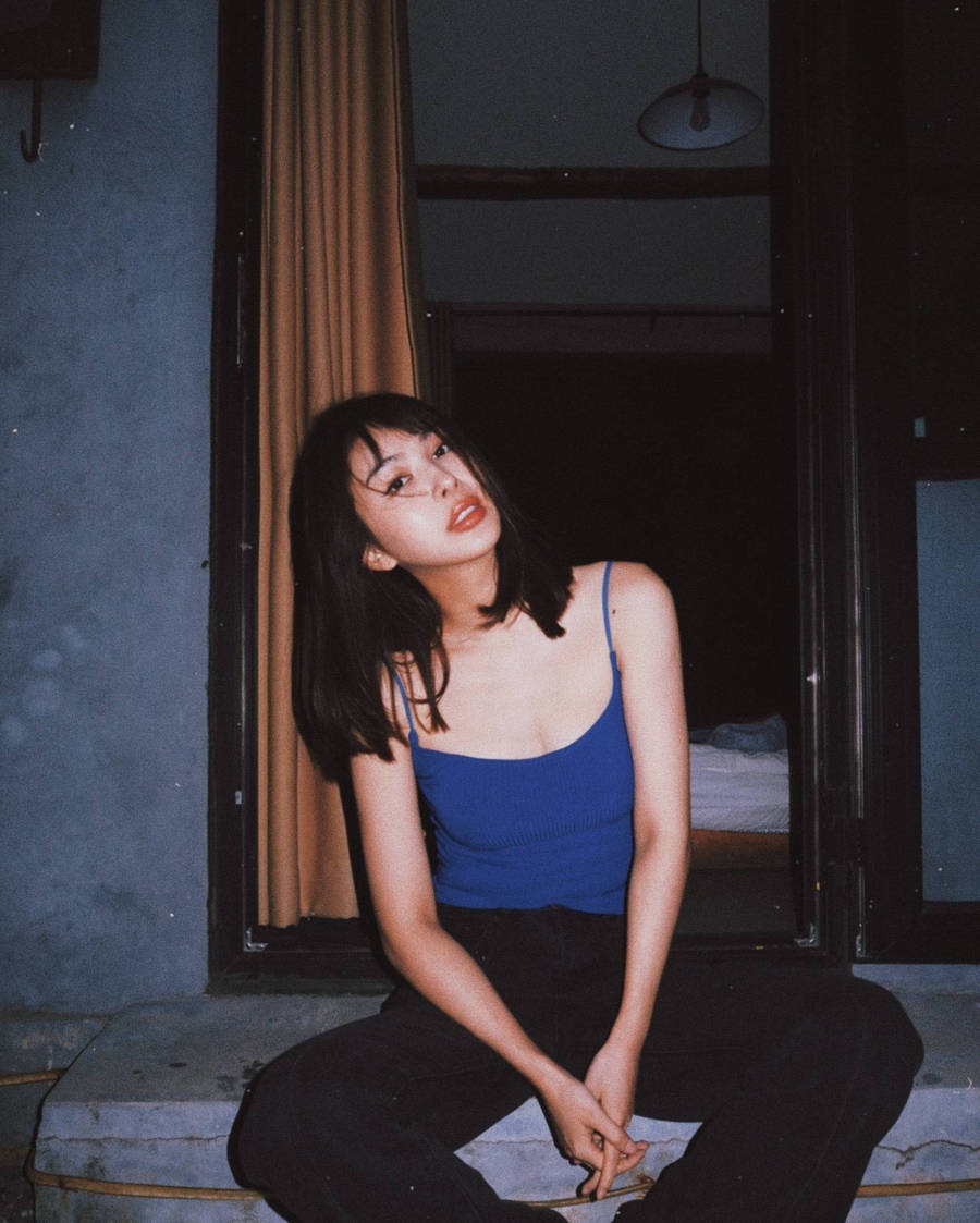 李菲儿穿蓝色吊带露出事业线！天使脸蛋魔鬼身材性感火辣-1