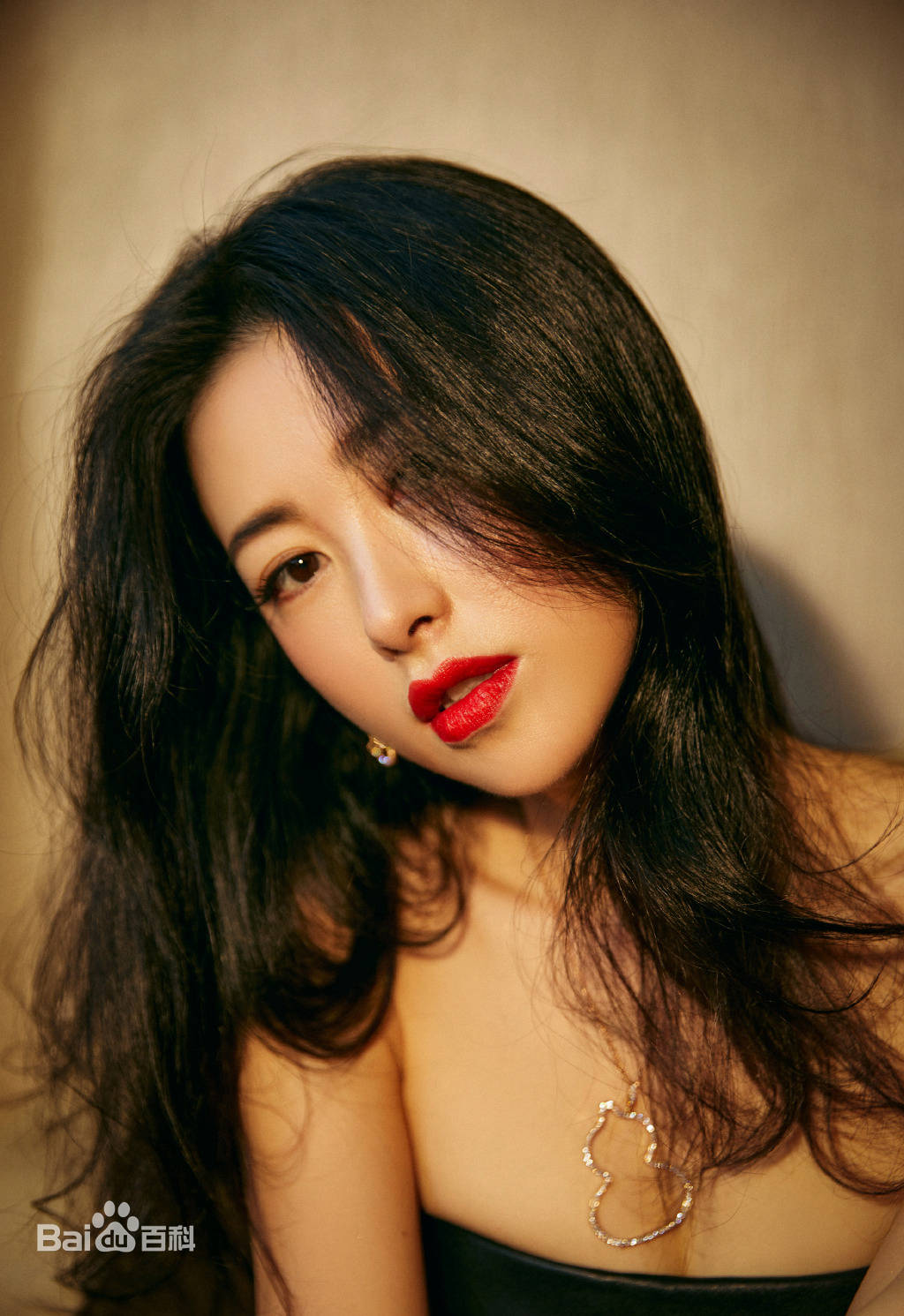 朱珠穿绿衣写真大秀S曲线身材！性感妩媚展现成熟女人味-5