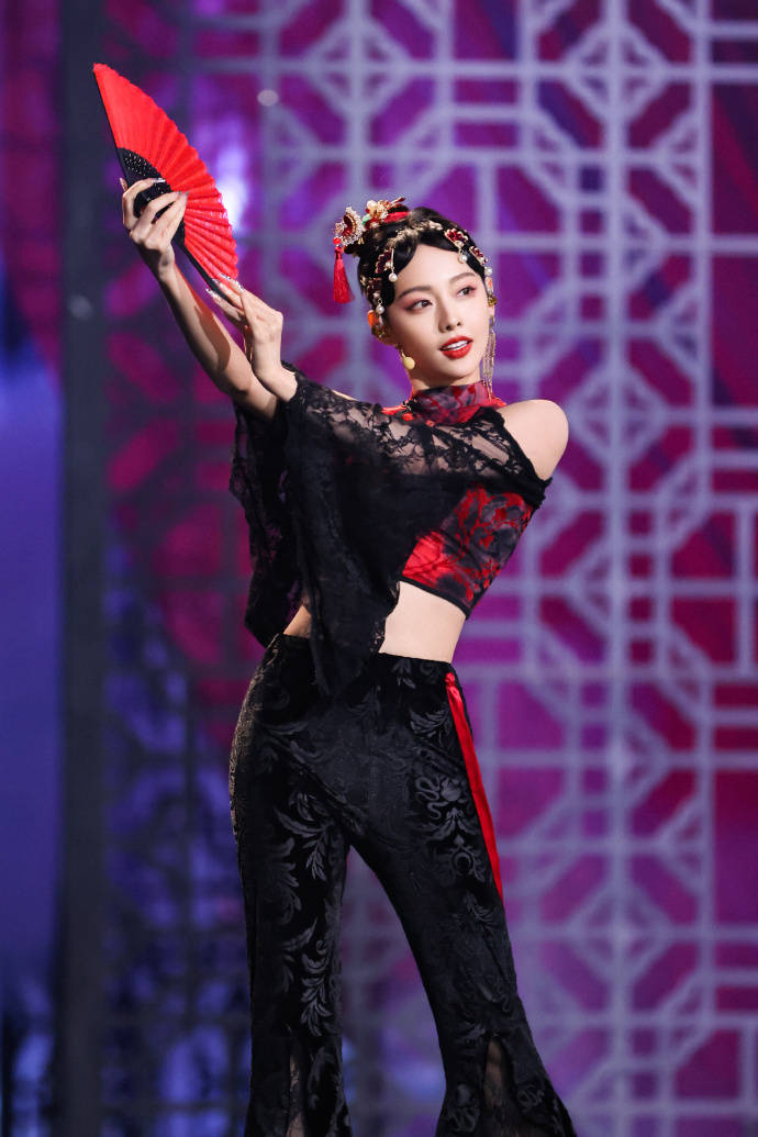 张嘉倪穿青花瓷抹胸裙优雅靓丽！曼妙身材美得让人窒息-3