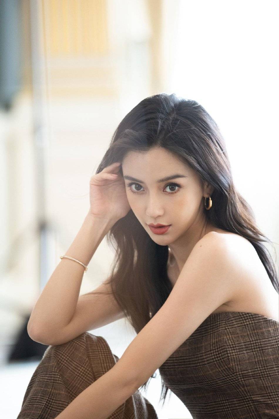 杨颖穿英伦风抹胸连衣裤靓丽飒气！曼妙身材性感撩人-3