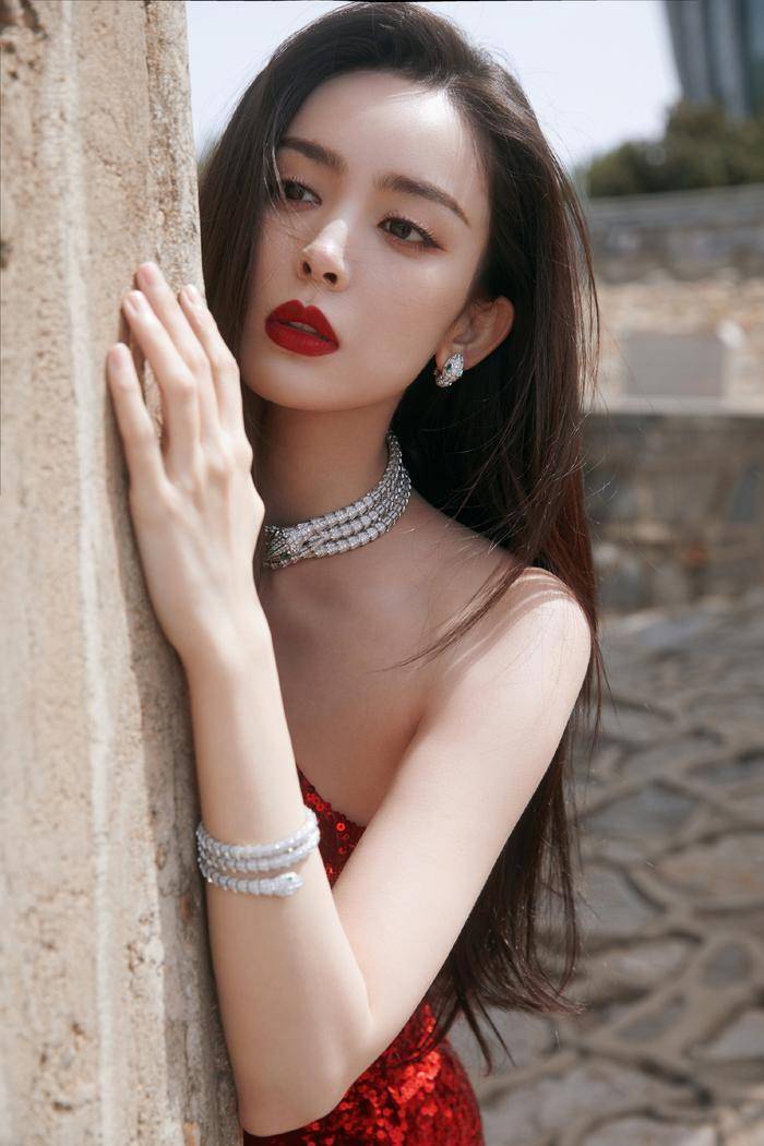 古力娜扎穿红裙太美艳!画面风情万种展现曼妙身姿-1 古力娜扎穿红裙太美艳!画面风情万种展现曼妙身姿