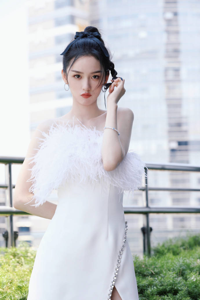 周也穿羽毛抹胸裙大秀雪嫩香肩！肌白貌美美得令人窒息！-3