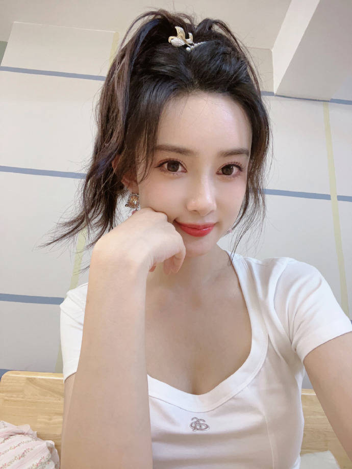 孟子义靓丽写真大秀香肩事业线！精致五官性感撩人-2