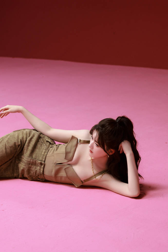 赵露思穿小香风高开叉裙露美背!性感撩人魅力十足-2 赵露思穿小香风高开叉裙露美背!性感撩人魅力十足