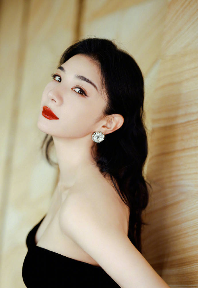 黄奕穿黑色抹胸裙露出事业线！俏脸优雅靓丽女人味十足-3