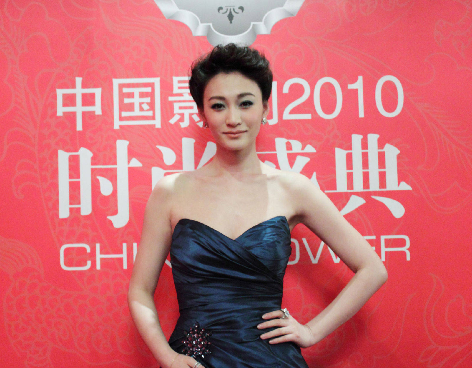 李小冉众多性感时尚美图！天使面孔魔鬼身材太火辣-8