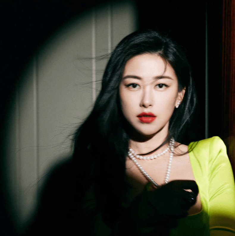 朱珠穿绿衣写真大秀S曲线身材！性感妩媚展现成熟女人味-2