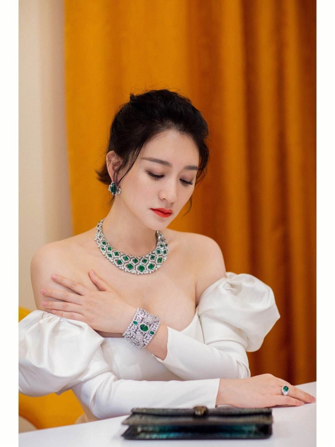 李小冉众多性感时尚美图！天使面孔魔鬼身材太火辣-6