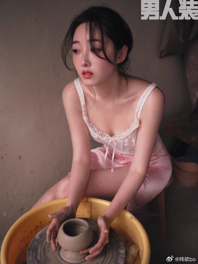 蒋梦婕时尚写真大秀事业线！修长美腿性感美艳-5