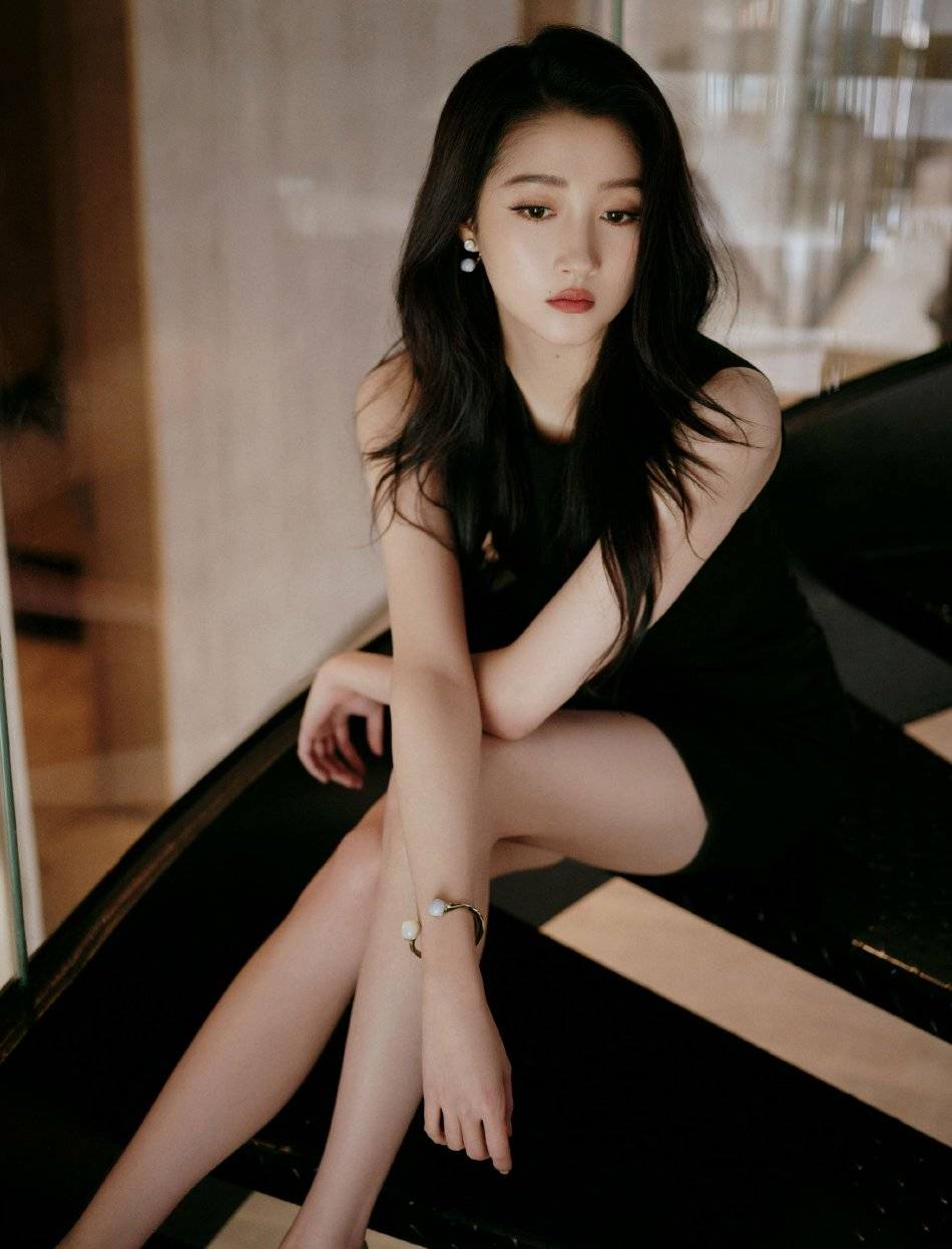 关晓彤穿黑色无袖连衣裙超靓！肤白貌美大长腿性感撩人-3