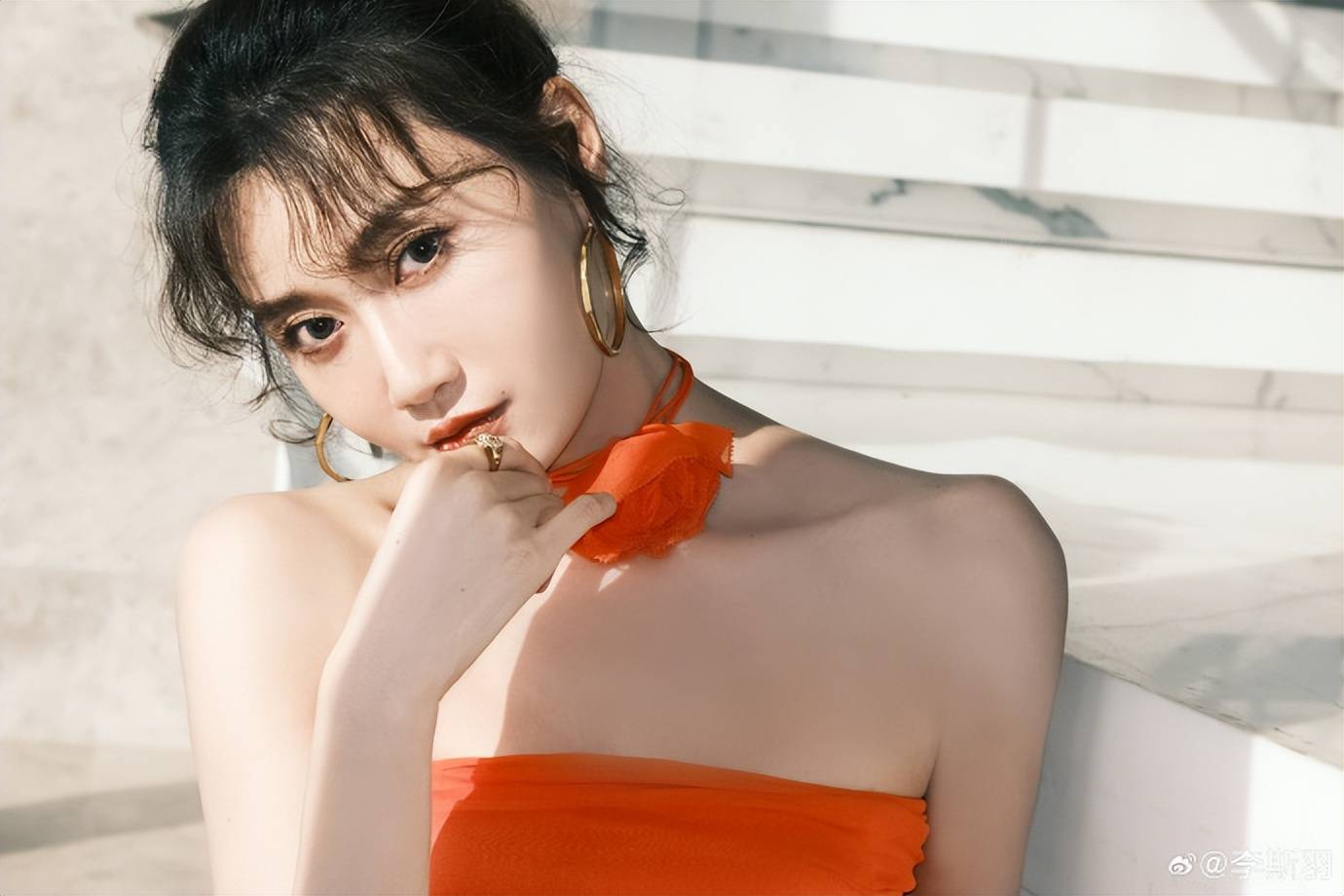 美女主播李斯羽穿橘色纱裙超靓！红色纱裙性感迷人-1
