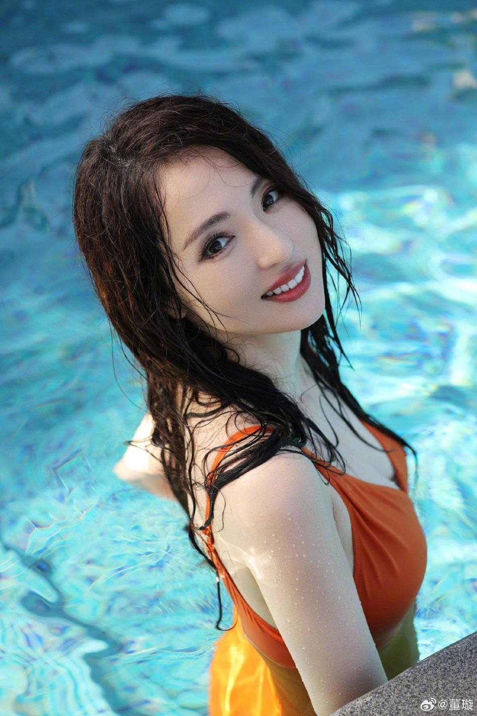董璇泳装照大秀事业线！身材曼妙性感撩人-1