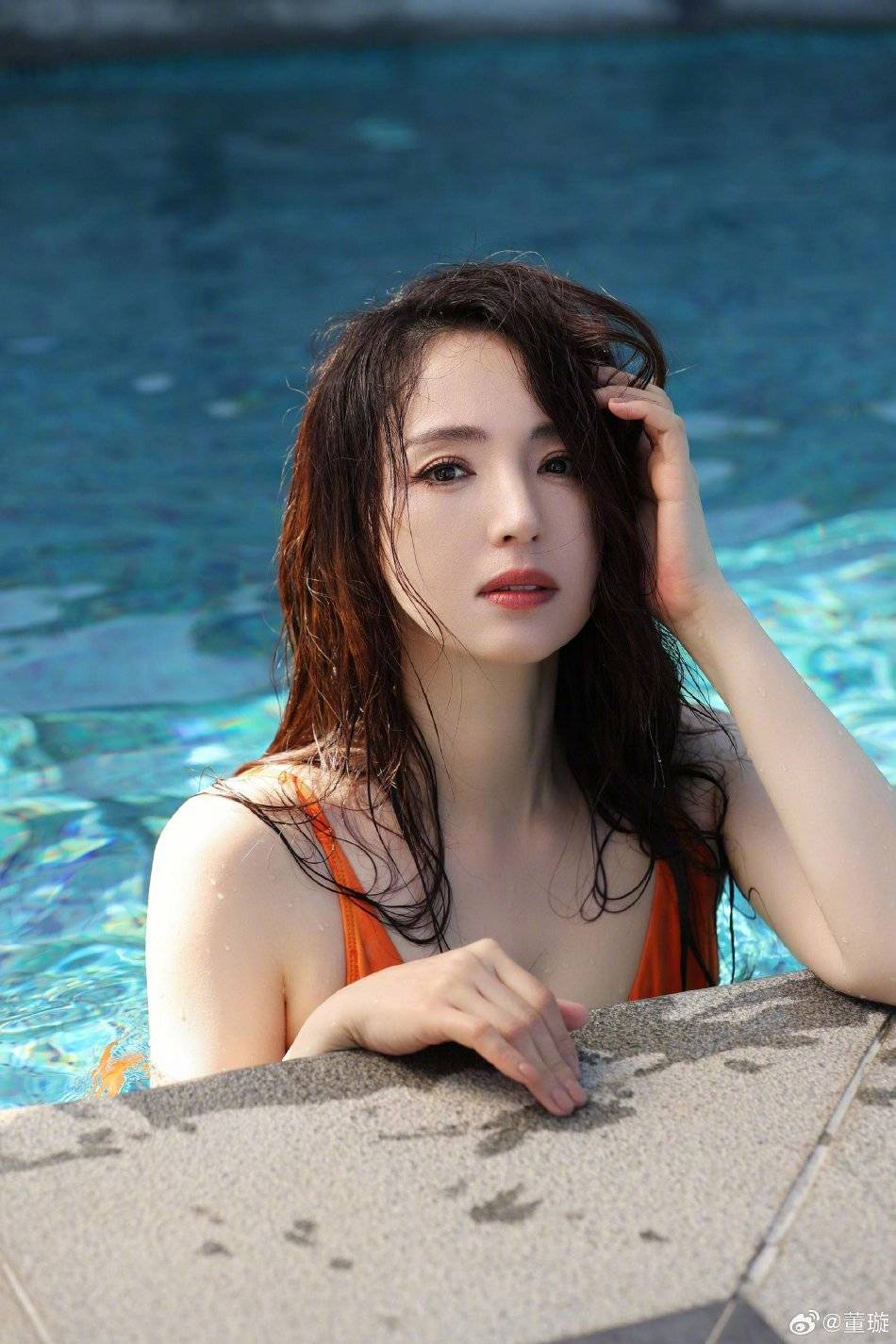 董璇泳装照大秀事业线！身材曼妙性感撩人-10