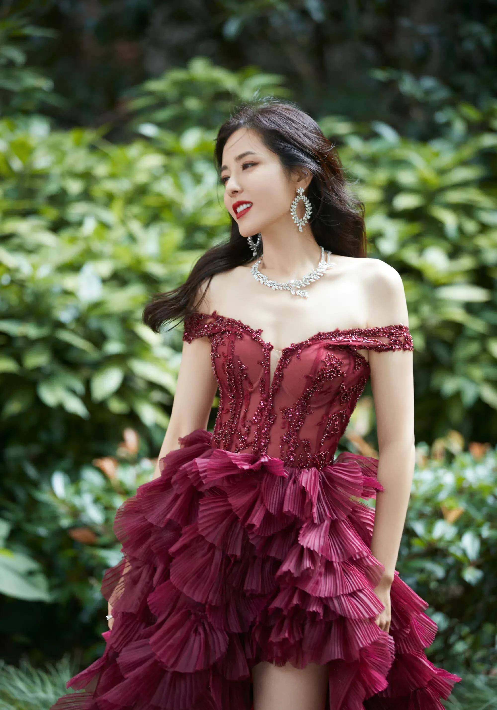 曾黎最新绝色写真妩媚大气！性感曲线女人味十足-7