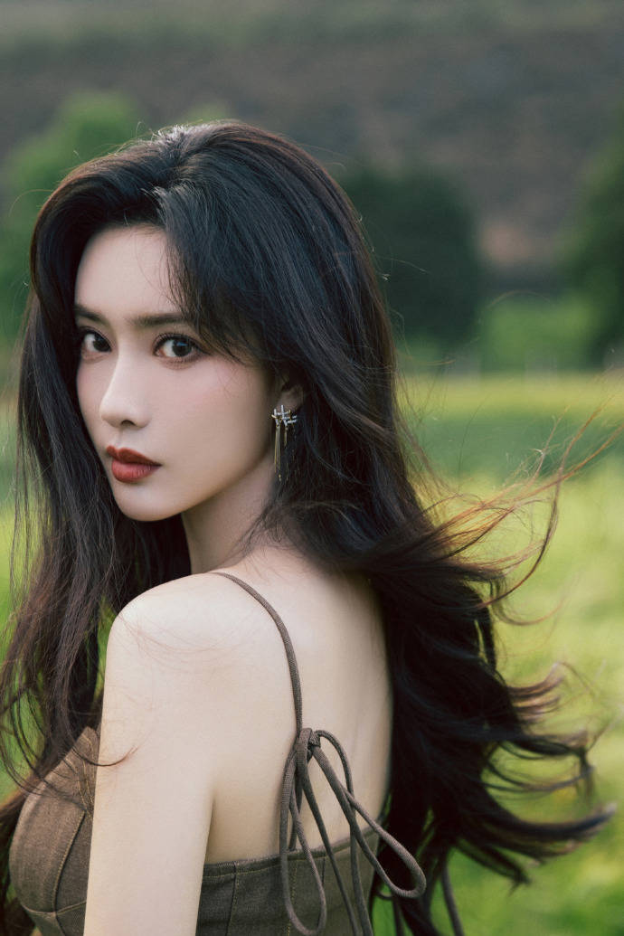 孟子义靓丽写真大秀香肩事业线！精致五官性感撩人-5