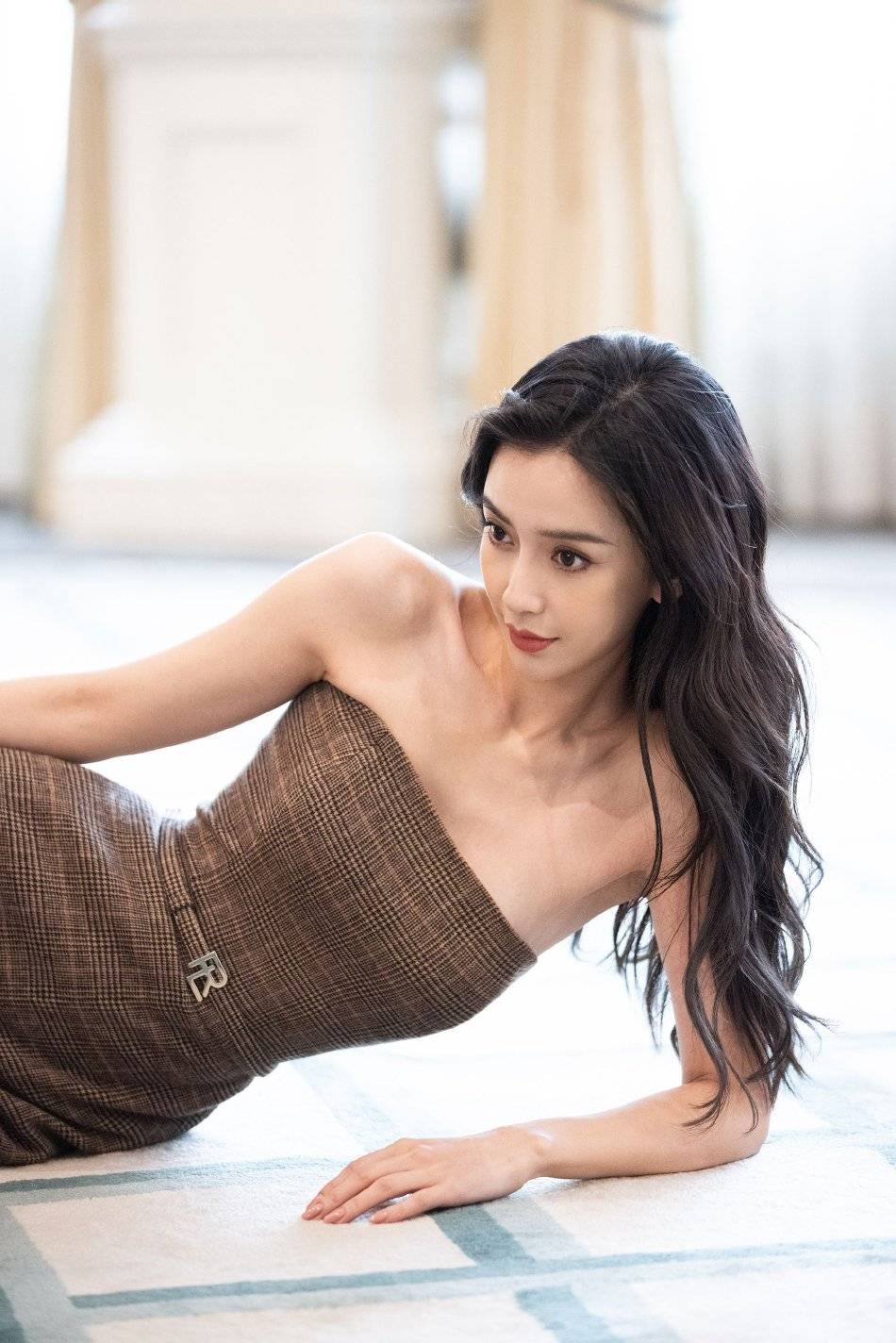 杨颖穿英伦风抹胸连衣裤靓丽飒气！曼妙身材性感撩人-4