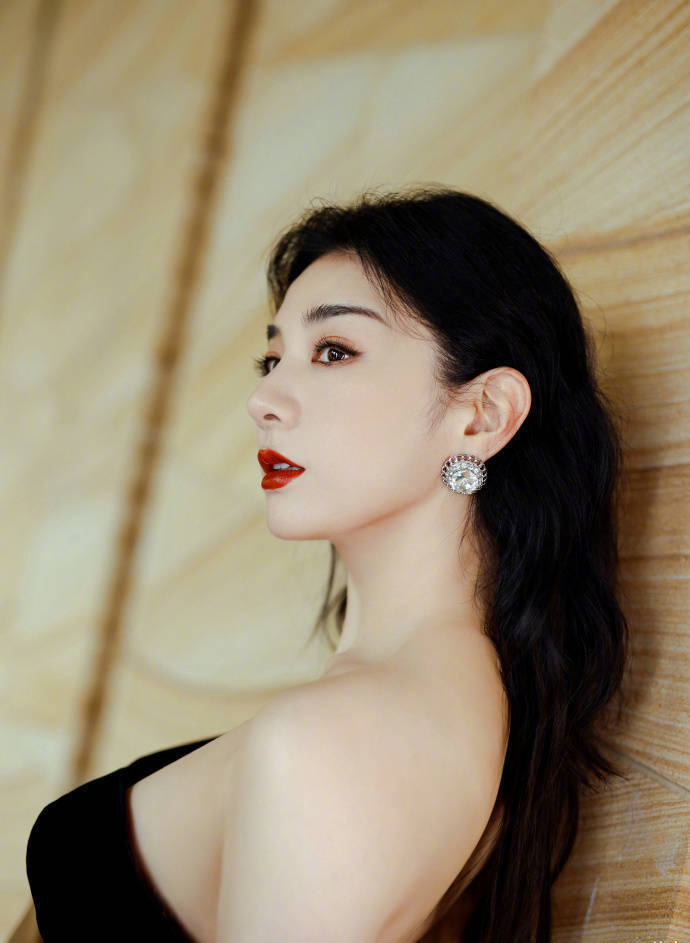 黄奕穿黑色抹胸裙露出事业线！俏脸优雅靓丽女人味十足-1