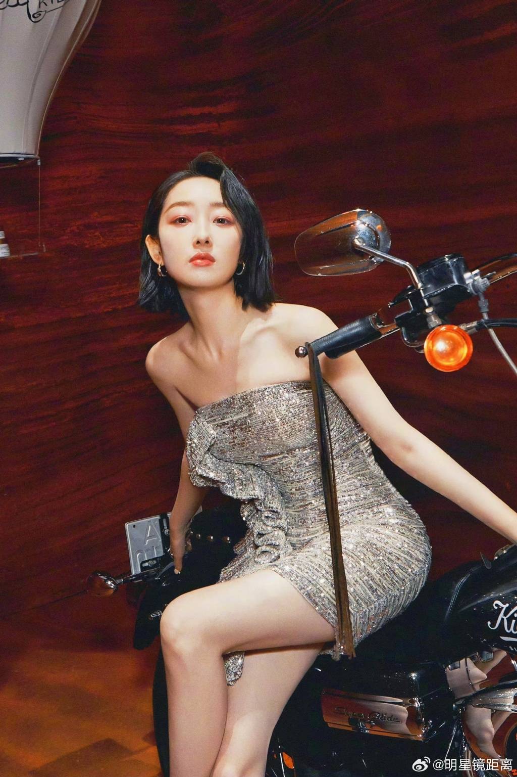 蒋梦婕时尚写真大秀事业线！修长美腿性感美艳-1