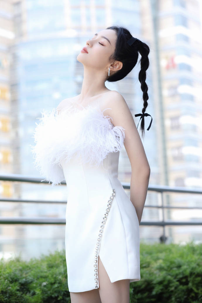 周也穿羽毛抹胸裙大秀雪嫩香肩！肌白貌美美得令人窒息！-6