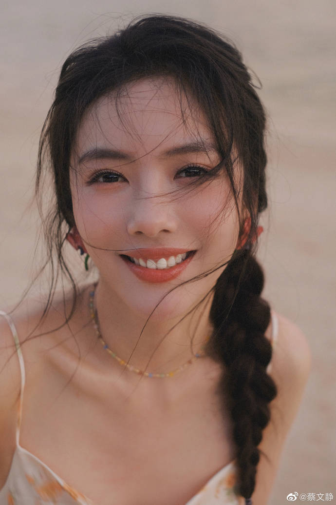 蔡文静最新图片写真笑容甜美！曼妙身材性感撩人-1