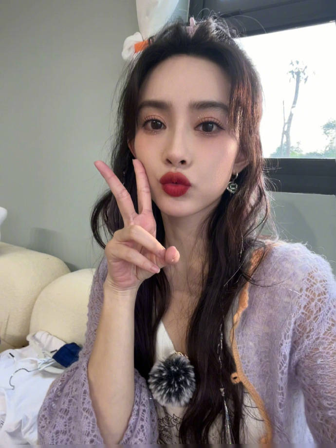 孟子义靓丽写真大秀香肩事业线！精致五官性感撩人-10