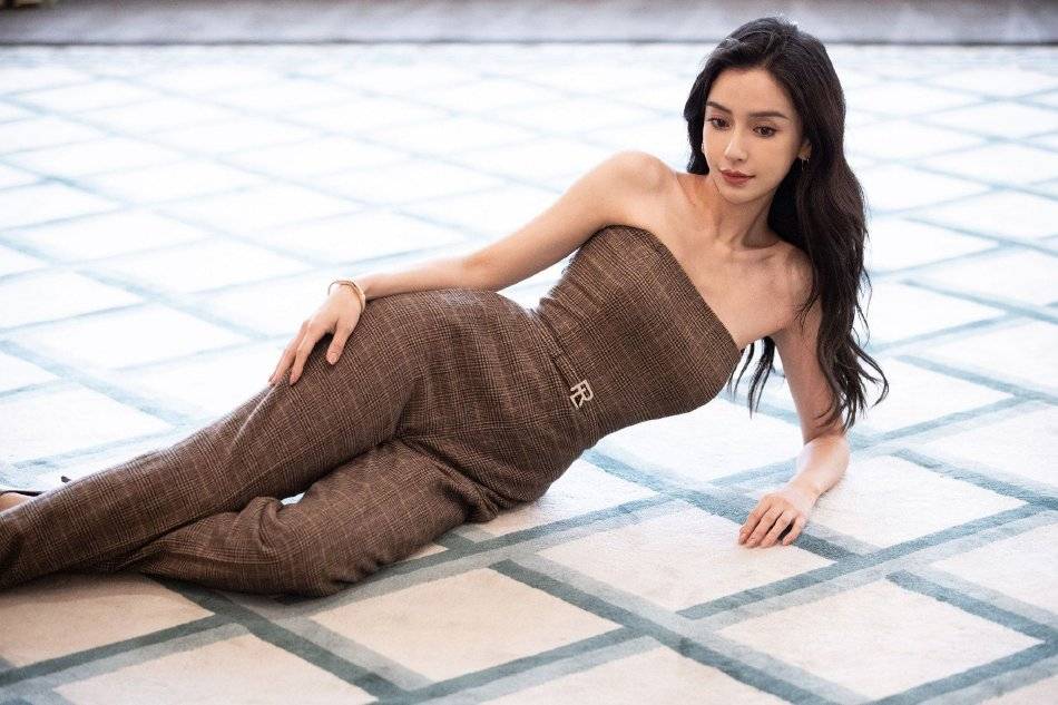 杨颖穿英伦风抹胸连衣裤靓丽飒气！曼妙身材性感撩人-5