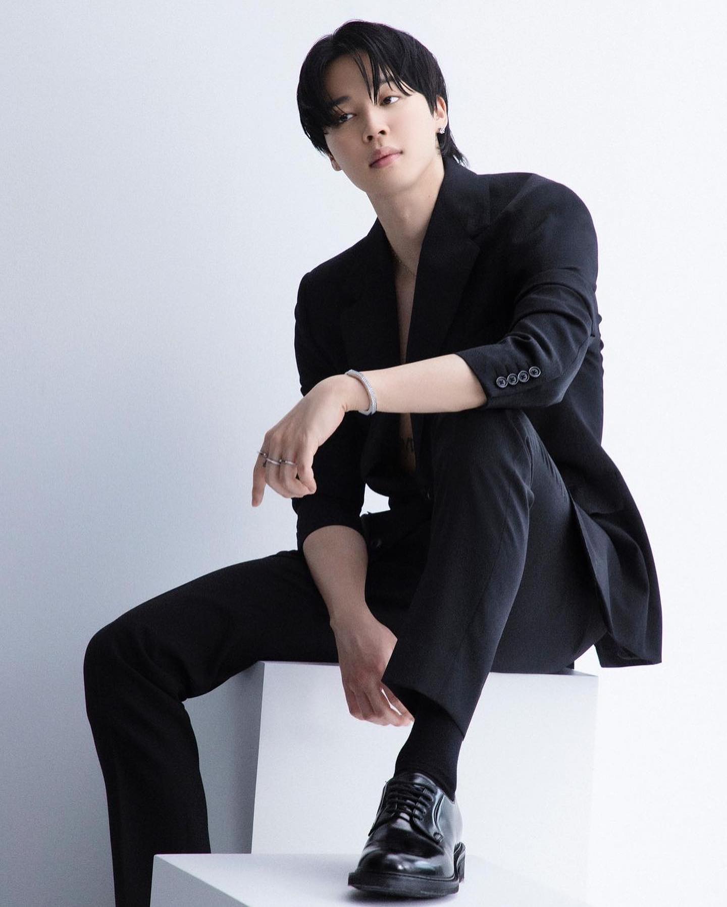 Rosé和Jimin一白一黑的造型，演绎Tiffany & Co. 全新Tiffany Lock广告